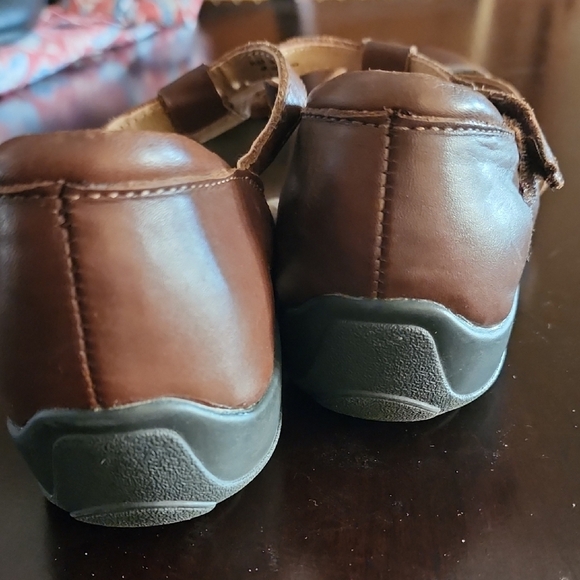 Earth Origins Multi-Tone Leather Sandals - Picture 7 of 7